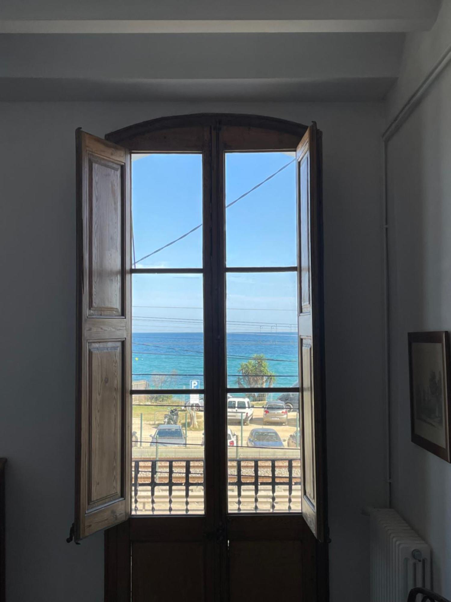Espectacular Casa Indiana En Primera Linea De Mar Vilassar De Mar Bagian luar foto